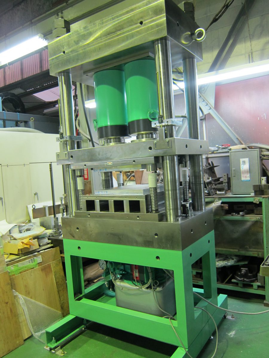 試作プレス用の油圧プレス装置６００ｔ